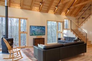 Una Smart TV, una chimenea