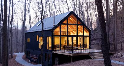 The Ledges Cabin - modern luxury on 35 acres, 8 person hot tub, wood fireplace.