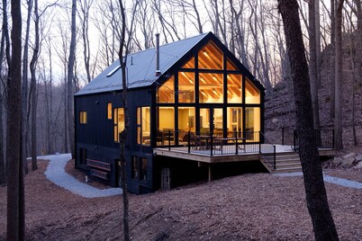 The Ledges Cabin - modern luxury on 35 acres, 8 person hot tub, wood fireplace.