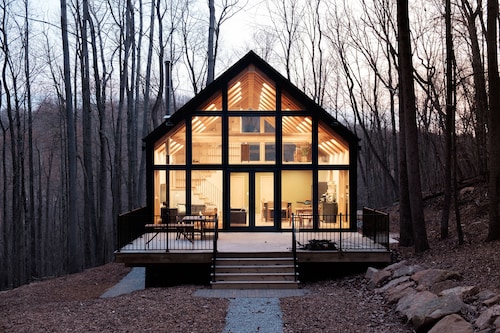 The Ledges Cabin - modern luxury on 35 acres, 8 person hot tub, wood fireplace.