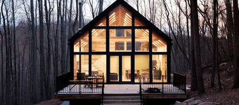 The Ledges Cabin - modern luxury on 35 acres, 8 person hot tub, wood fireplace.