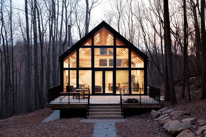 The Ledges Cabin - modern luxury on 35 acres, 8 person hot tub, wood fireplace.