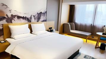 高級雙人房 | 羽絨被、房內夾萬、書桌、遮光窗簾/窗簾