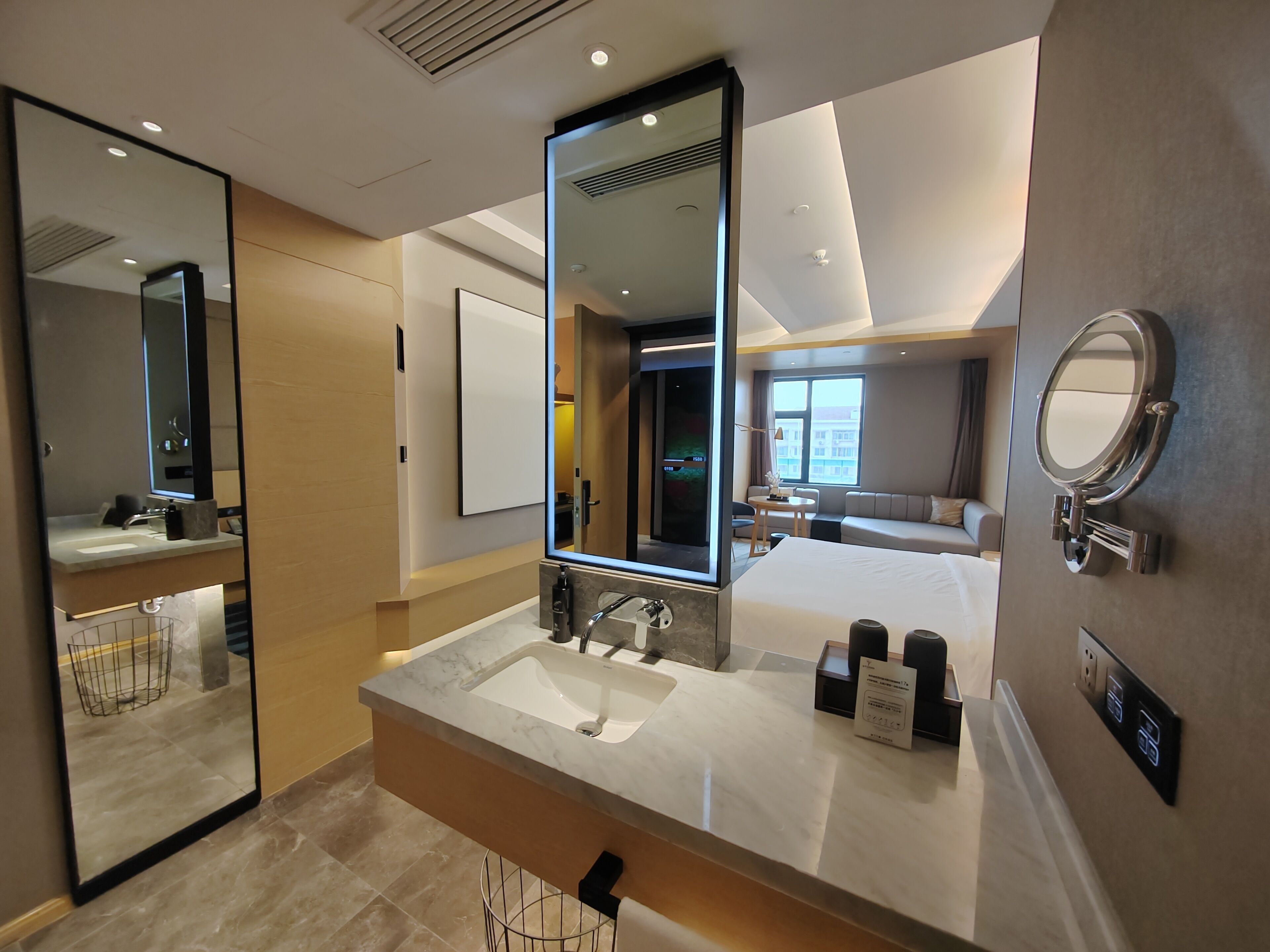 Down duvets, in-room safe, desk, blackout curtains