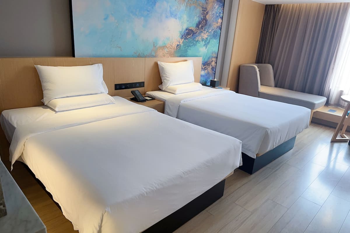 Senior Twin Room | Down comforters, in-room safe, desk, blackout drapes