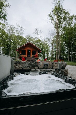 Outdoor spa tub - Hidden Creekside Cabin  (Rodney)
