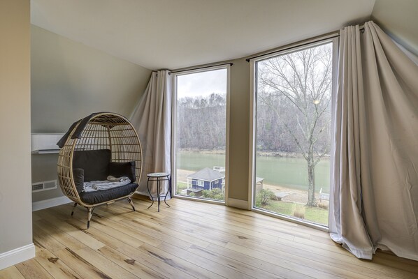 Interior - Lake House Living. Relax with the whole family at this peaceful place to stay. (Bluff City)