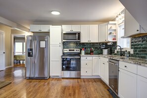 Fridge, microwave, oven, stovetop - Lake House Living. Relax with the whole family at this peaceful place to stay. (Bluff City)