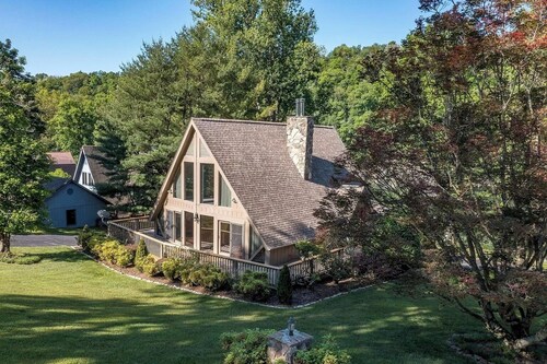 Lake House Living. Relax with the whole family at this peaceful place to stay.