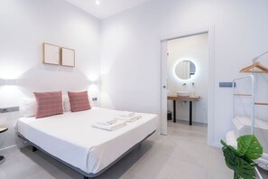 Iron/ironing board, travel cot, free WiFi, bed sheets - VLC HOST - Bellvis E (Valencia)