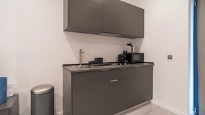 Kaffetrakter/tekoker, kjøleskap, mikrobølgeovn og kokeplater