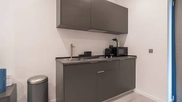 Kühlschrank, Mikrowelle, Herdplatte, Wasserkocher mit Kaffee-/Teezubehör