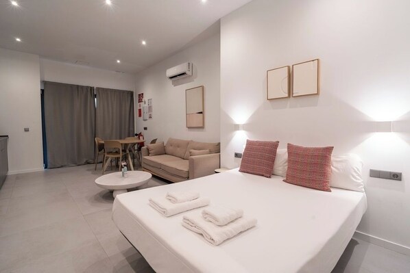 Iron/ironing board, travel crib, free WiFi, bed sheets