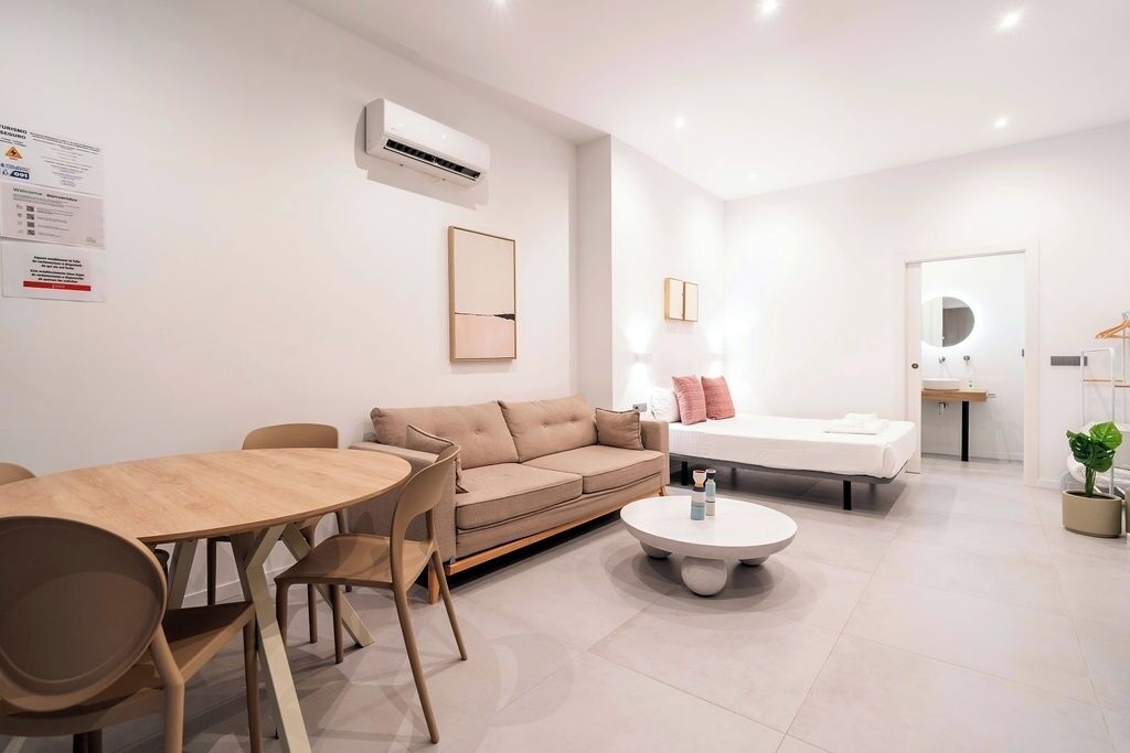 Tabla de planchar con plancha, cuna de viaje, wifi gratis y ropa de cama