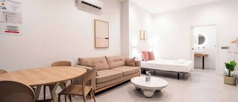 Tabla de planchar con plancha, cuna de viaje, wifi gratis y ropa de cama