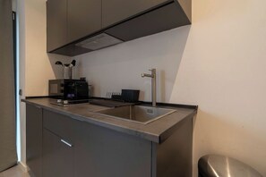 Réfrigérateur, micro-ondes, plaque de cuisson, cafetière/bouilloire