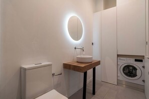 Een haardroger, handdoeken