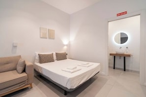 Bügeleisen/Bügelbrett, Reisekinderbett, kostenloses WLAN, Bettwäsche