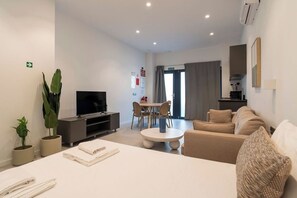 Bügeleisen/Bügelbrett, Reisekinderbett, kostenloses WLAN, Bettwäsche