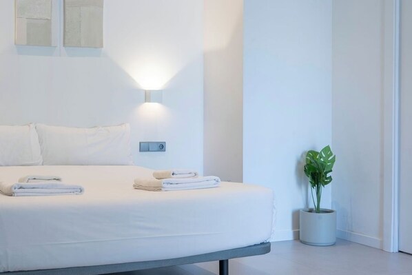 Iron/ironing board, travel cot, free WiFi, bed sheets