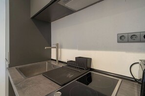 Kjøleskap, mikrobølgeovn, kokeplater og kaffetrakter/tekoker