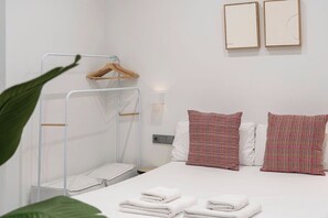 Iron/ironing board, travel crib, free WiFi, bed sheets - VLC HOST - Bellvis A (Valencia)