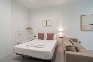 Iron/ironing board, travel crib, free WiFi, bed sheets - VLC HOST - Bellvis A (Valencia)