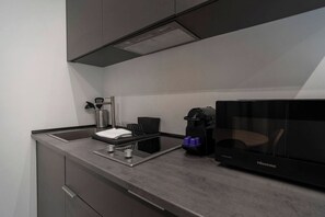 Kjøleskap, mikrobølgeovn, kokeplater og kaffetrakter/tekoker