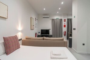 Bügeleisen/Bügelbrett, Reisekinderbett, kostenloses WLAN, Bettwäsche