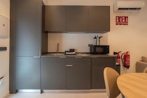 Kühlschrank, Mikrowelle, Herdplatte, Wasserkocher mit Kaffee-/Teezubehör