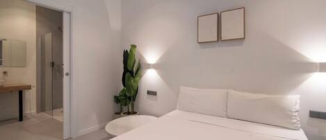 Iron/ironing board, travel cot, free WiFi, bed sheets