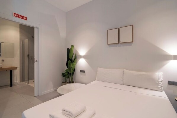 Iron/ironing board, travel cot, free WiFi, bed sheets - VLC HOST - Bellvis B (Valencia)