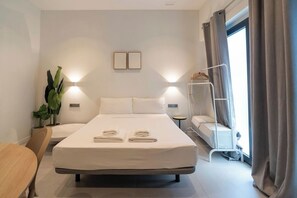 Bügeleisen/Bügelbrett, Reisekinderbett, kostenloses WLAN, Bettwäsche