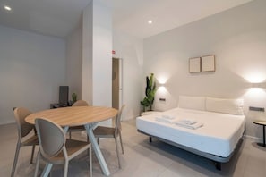 Bügeleisen/Bügelbrett, Reisekinderbett, kostenloses WLAN, Bettwäsche