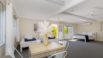 5 habitaciones, tabla de planchar con plancha, wifi y ropa de cama