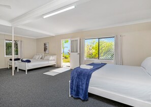 5 bedrooms, iron/ironing board, WiFi, bed sheets