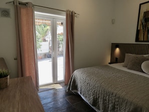 4 camere, una cassaforte in camera, una scrivania, ferro/asse da stiro