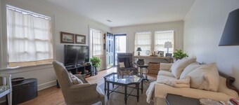 Cozy in the city...blocks to MTSU & 1 mile stroll down Main to historic Square