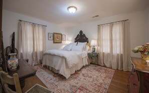 2 quartos, escrivaninha, ferros/tábuas de passar roupa