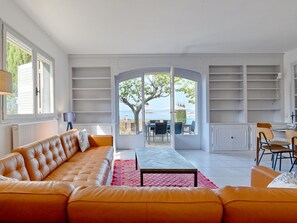 Una televisión, una chimenea