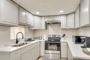 Een koelkast, een magnetron, een oven, een kookplaat