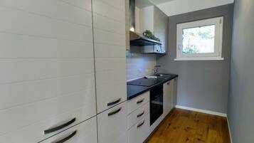 Ofen, Geschirrspüler, Hochstuhl, Esstisch