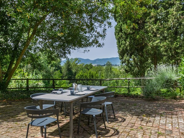 Outdoor dining - Lovely apartment in villa for 4 guests with WIFI, pool and pets allowed (Lorenzana)