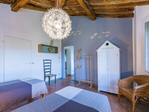4 quartos, ferros/tábuas de passar roupa, berço de viagem