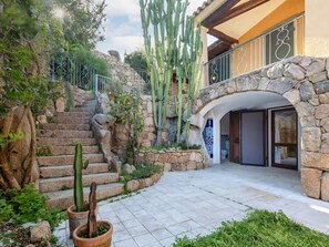 Exterior detail - Beautiful private villa for 8 guests with A/C, WIFI, TV, patio and pets allowed (Arzachena)