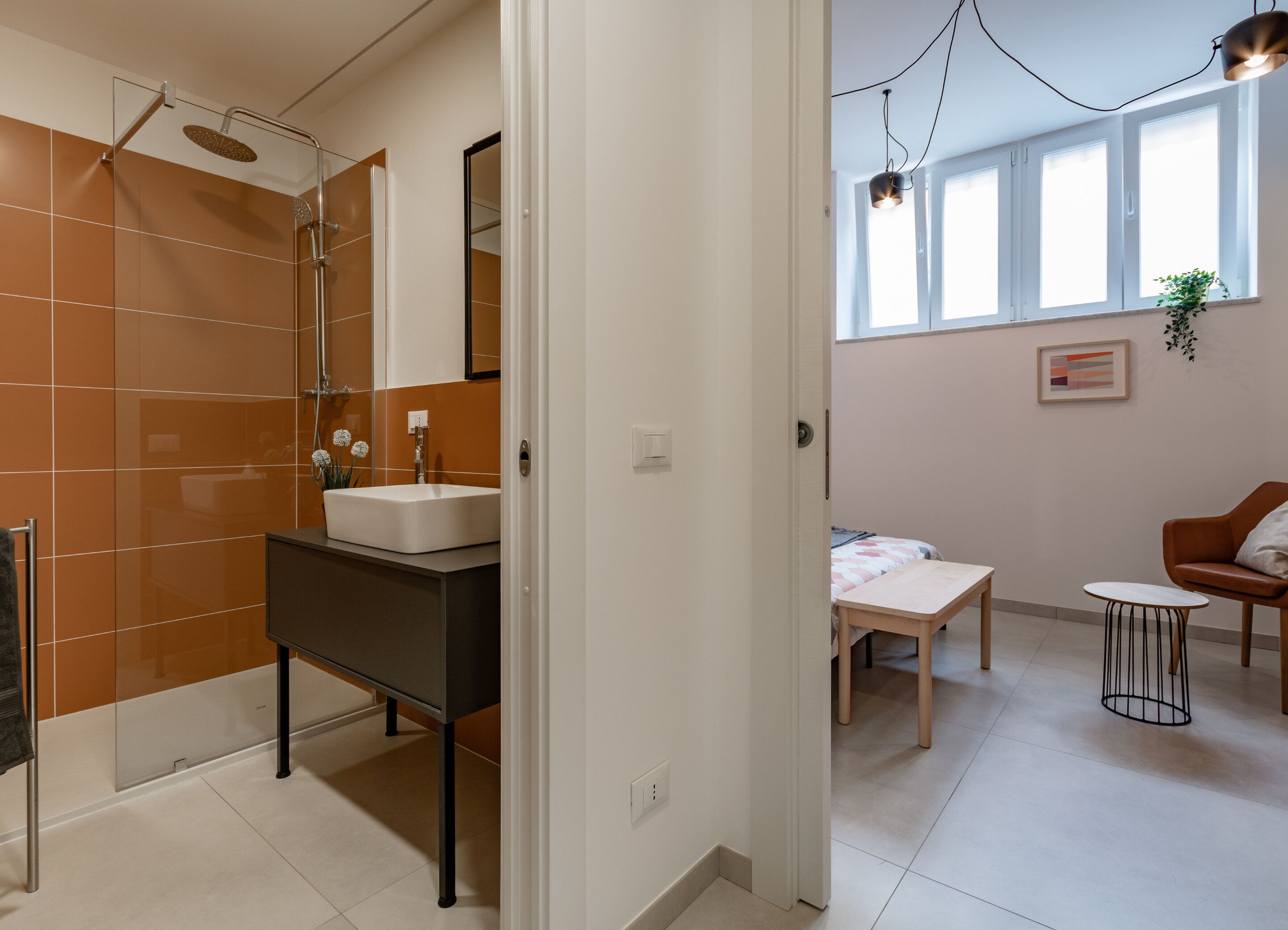 City kamer | Badkamer | Een douche, een regendouche, gratis toiletartikelen, een haardroger