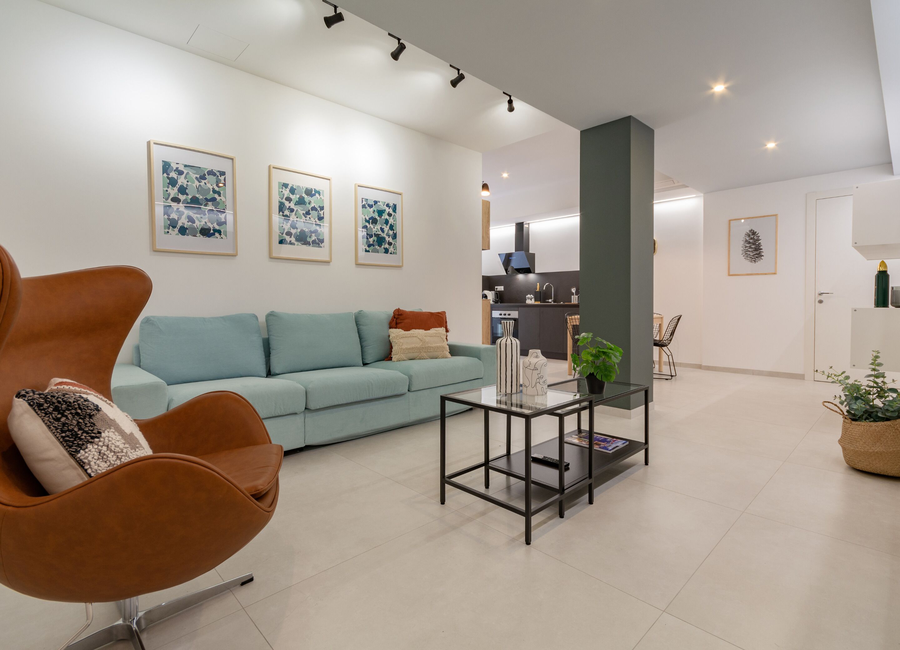 Habitación urbana | Área de sala de estar | Smart TV de 75 pulgadas con canales vía satélite 