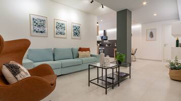 Habitación urbana | Área de sala de estar | Smart TV de 75 pulgadas con canales vía satélite