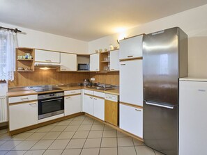 電子レンジ、食器洗い機、ダイニングテーブル