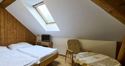 Alleinstehendes Ferienhaus mit privatem Pool, W-LAN, TV, Terrasse, Haustiere erlaubt, Parkplatz